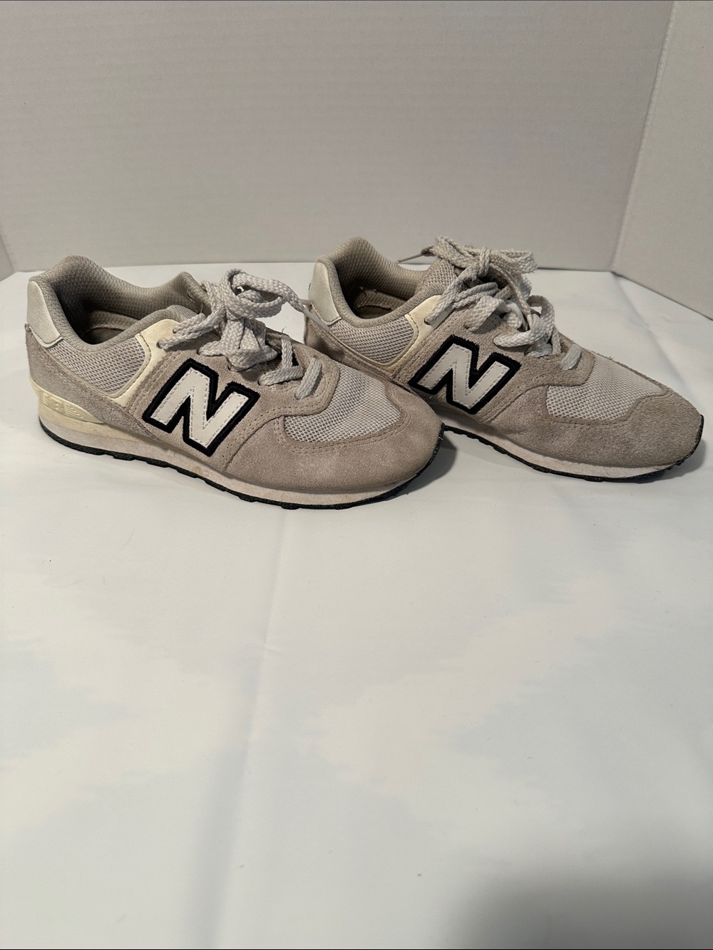 New Balance Kids Neutral Beige and Gray Lace-Up Sneakers size 2.5